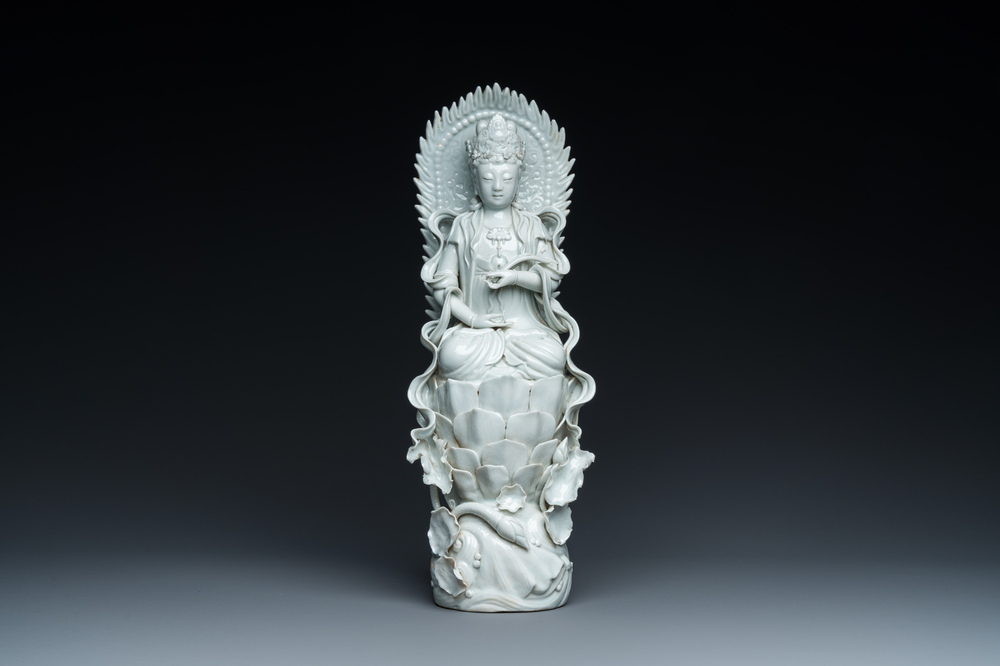 Sculpture de Guanyin sur tr&ocirc;ne de lotus en porcelaine blanc de Chine de Dehua, 19/20&egrave;me