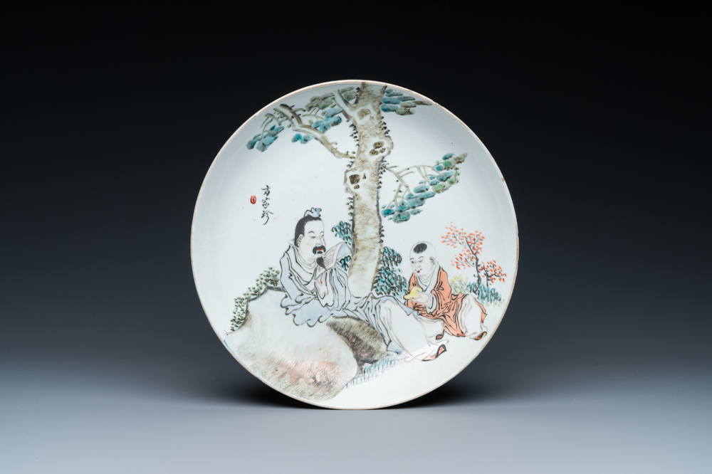 Een Chinees qianjiang cai bord, gesigneerd Fang Jiazhen 方家珍, Tongzhi merk, 19/20e eeuw