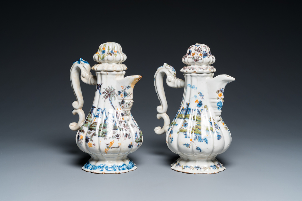 Deux cafeti&egrave;res couvertes en fa&iuml;ence polychrome italienne, Pesaro, 18&egrave;me