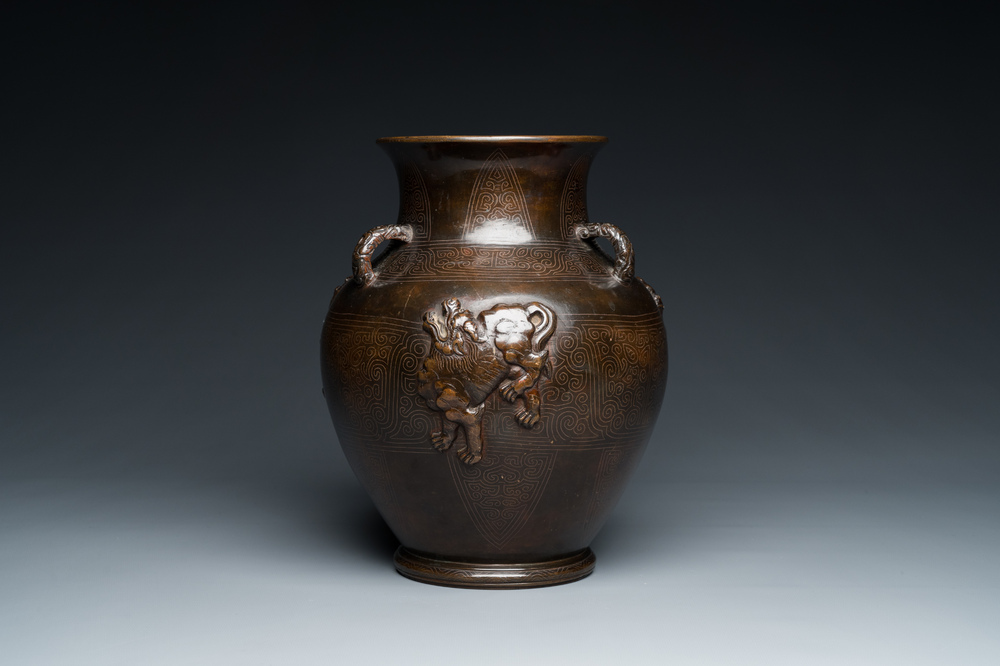 Vase de forme 'hu' en bronze incrust&eacute; d&eacute;cor&eacute; en relief, Chine, marque de Xuande, fin Ming