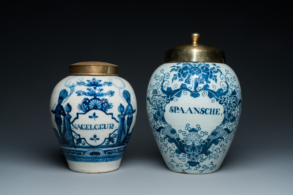 Twee blauw-witte Delftse tabakspotten met koperen deksels, 18e eeuw