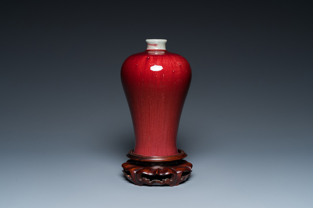 Een Chinese 'meiping' vaas met perzikbloesemglazuur op houten sokkel, 19e eeuw
