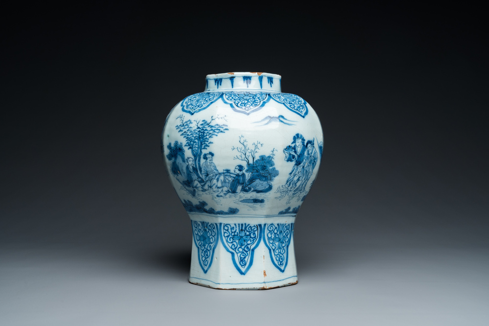 Vase de forme octagonale &agrave; d&eacute;cor chinois en fa&iuml;ence de Delft en bleu et blanc, fin du 17&egrave;me