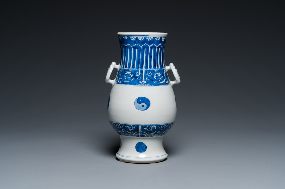 Een Chinese blauw-witte 'hu' vaas met yin en yang decor, Kangxi