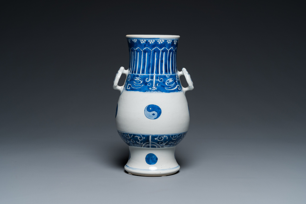 Vase de forme 'hu' en porcelaine de Chine en bleu et blanc &agrave; d&eacute;cor de yin et yang, Kangxi