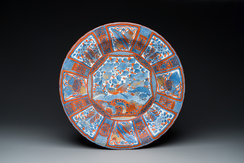 Grand plat en porcelaine d'Arita de Japon en bleu, blanc et rouge de fer de style Kraak, Edo, 17&egrave;me