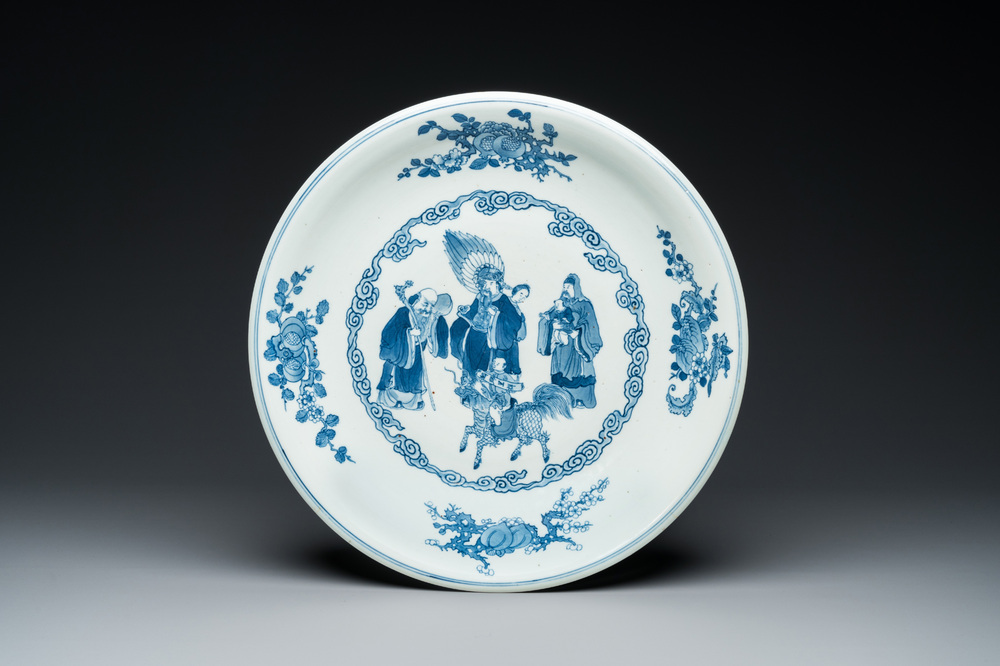 A large Chinese blue and white 'Bleu de Hue' dish for the Vietnamese market, Shi De Ding Zhi 世德定製 mark, 19th C.