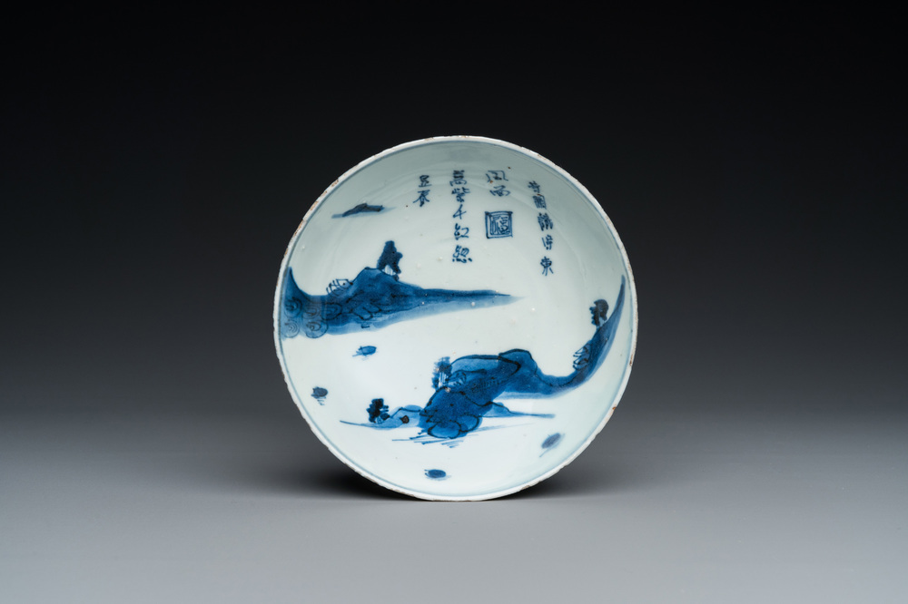 Een Chinese blauw-witte ko-sometsuke kom met een landschap en kalligrafie voor de Japanse markt, Tianqi