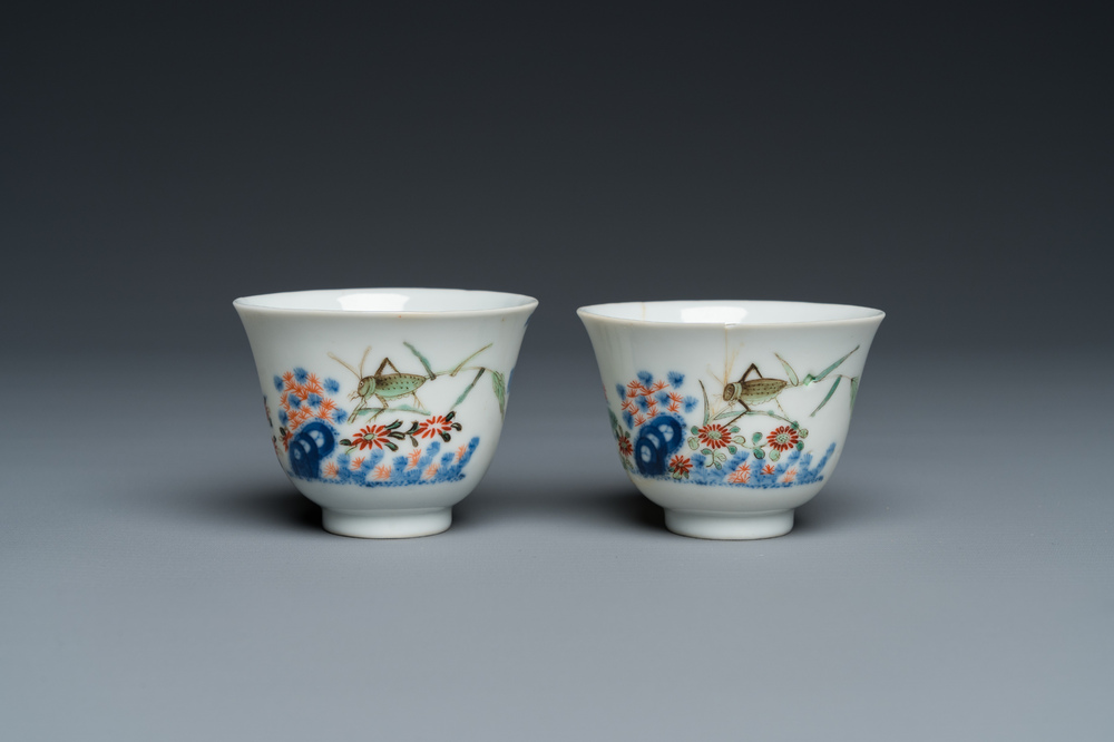 Paire de tasses en porcelaine de Chine famille verte &agrave; d&eacute;cor de sauterelles, marque de Kangxi mais probablement post&eacute;rieur