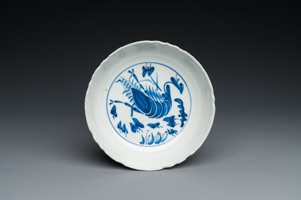 Een Chinees blauw-wit bord met een garnaal, Tianqi