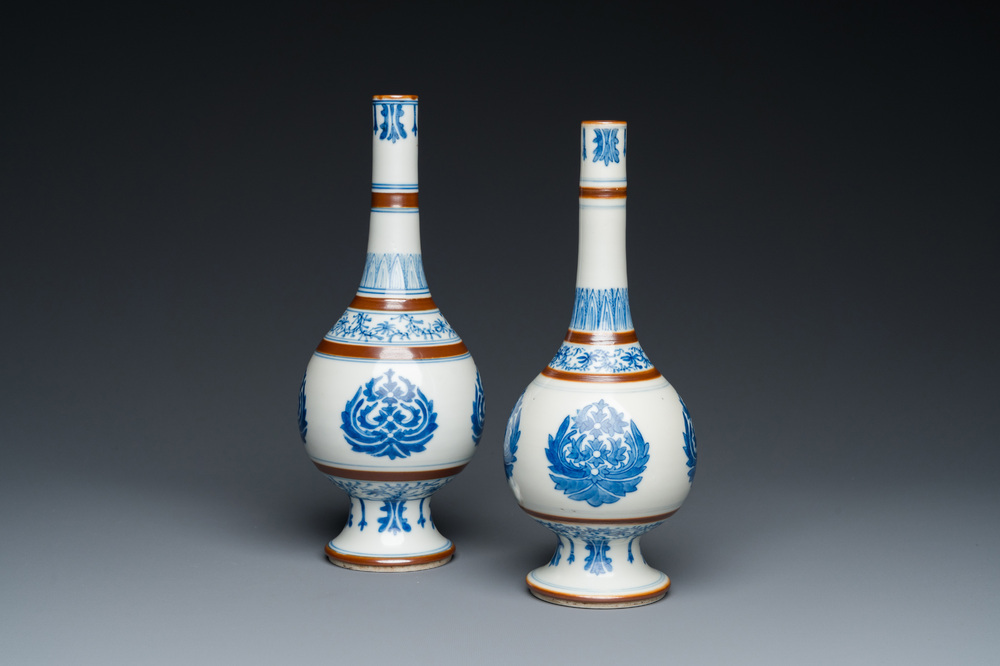 Een paar Chinese blauw-witte sprinkelaars met Baoxiang decor, Kangxi