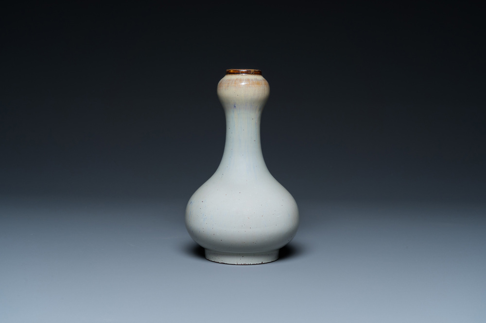 Vase &agrave; t&ecirc;te d'ail en porcelaine de Chine &agrave; &eacute;mail flamb&eacute;, marque de Yongzheng, 18/19&egrave;me