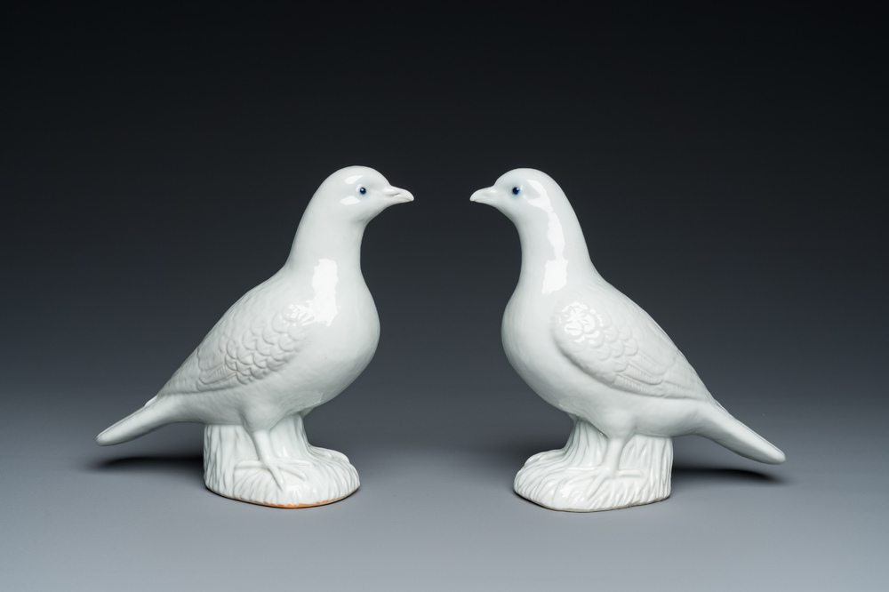Paire de pigeons en porcelaine blanche de Chine, 19&egrave;me