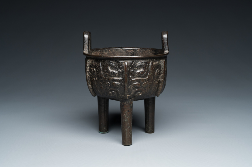 Een Chinese archa&iuml;sche bronzen driepotige 'Ding' ketel met inscriptie, Noordelijke Song