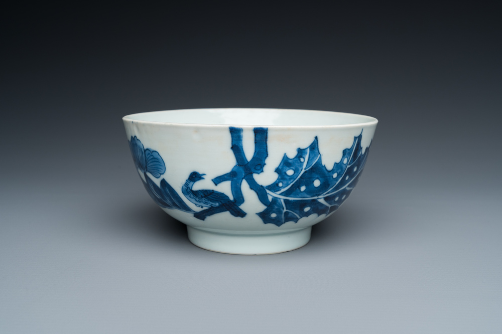 Een Chinese blauw-witte 'Bleu de Hue' kom van een koninklijke missie voor de Vietnamese markt, T&acirc;n Sửu  辛丑 merk, gedat. 1841