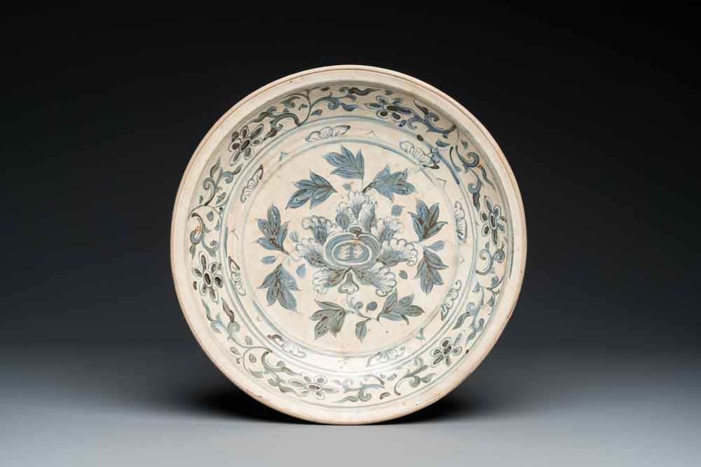 A Vietnamese or Annamese blue and white 'floral' dish, 15/16th C.