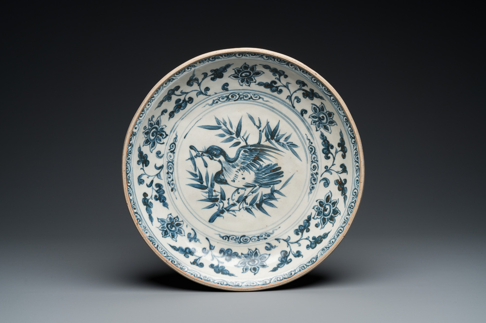 Plat en porcelaine de Vietnam ou Annam en bleu et blanc &agrave; d&eacute;cor d'un oiseau, 15/16&egrave;me