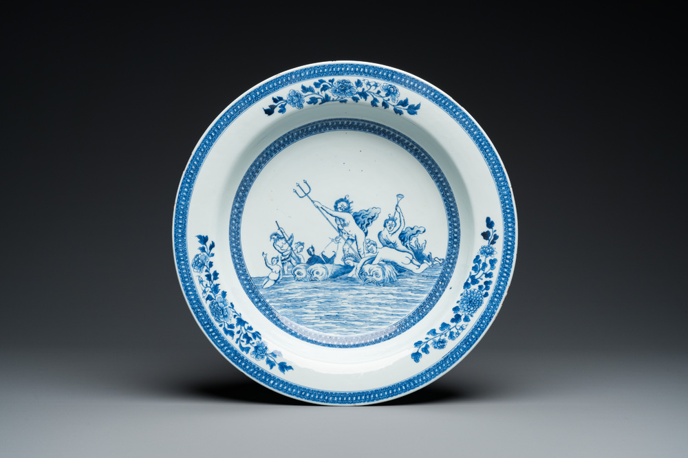 Een Chinees blauw-wit mythologisch bassin met Neptunus, Qianlong