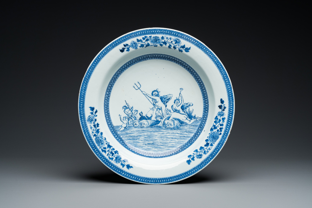 Bassin &agrave; sujet mythologique figurant Neptune en porcelaine de Chine en bleu et blanc, Qianlong