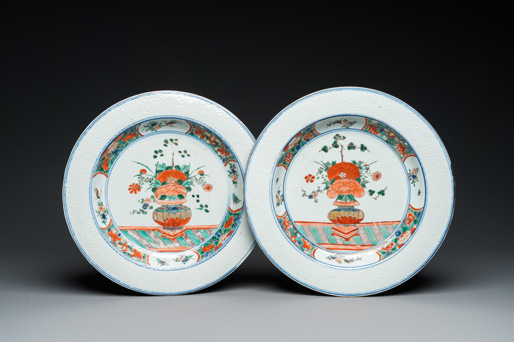 Paire de plats en porcelaine de Chine famille verte aux bordures &agrave; d&eacute;cor incis&eacute;, Kangxi