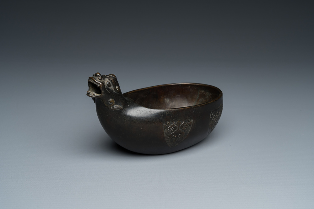 Verseuse archa&iuml;sante de type 'Yi' en bronze &agrave; inscription, Chine, Ming