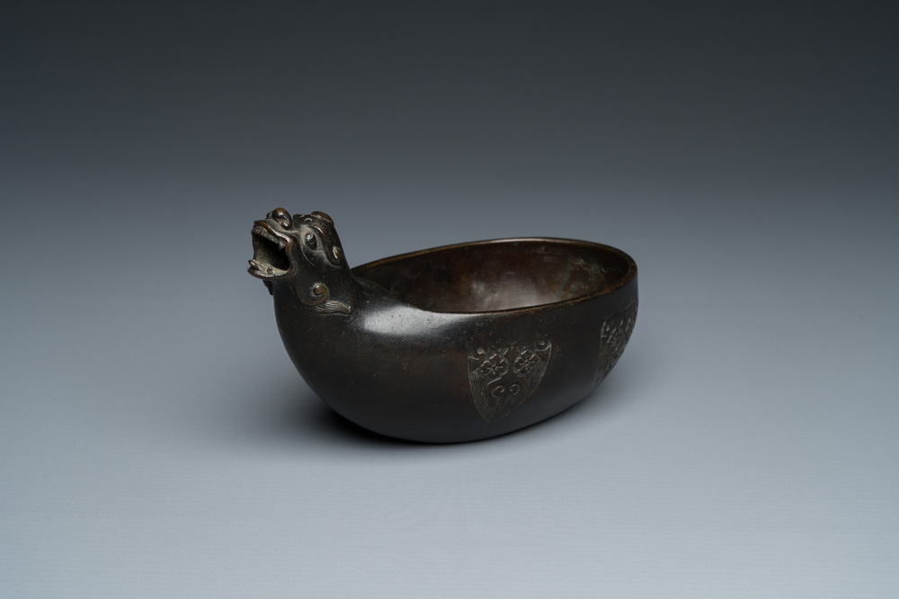 Een Chinese archa&iuml;sche bronzen 'Yi' waterkan met inscriptie, Ming