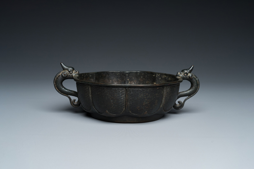 Een Chinese archa&iuml;sche bronzen wierookbrander met draken als handgrepen, Yuan