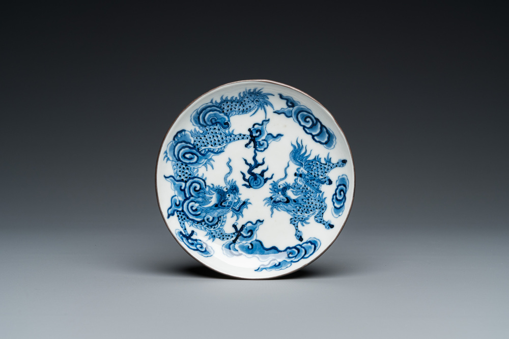 Een Chinees blauw-wit 'Bleu de Hue' bord voor de Vietnamese markt, N&ocirc;i phu thi trung 內府侍中 merk, 19e eeuw