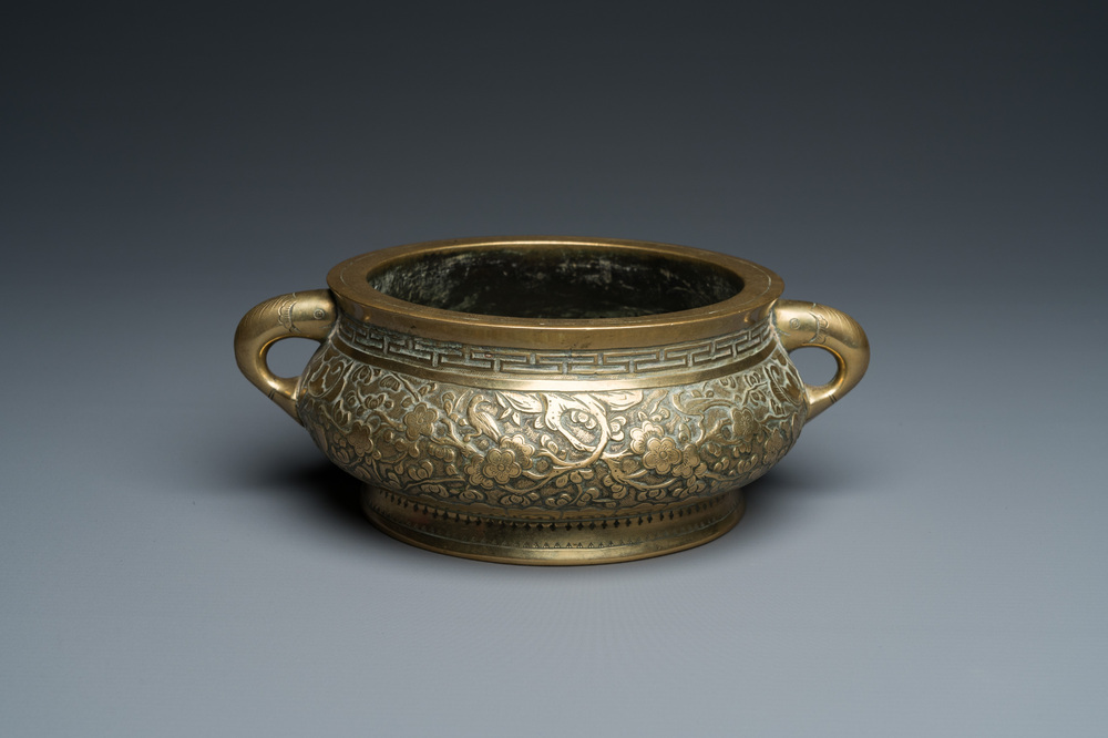 A Chinese bronze censer with floral relief design, Xuande mark, 18/19th C.