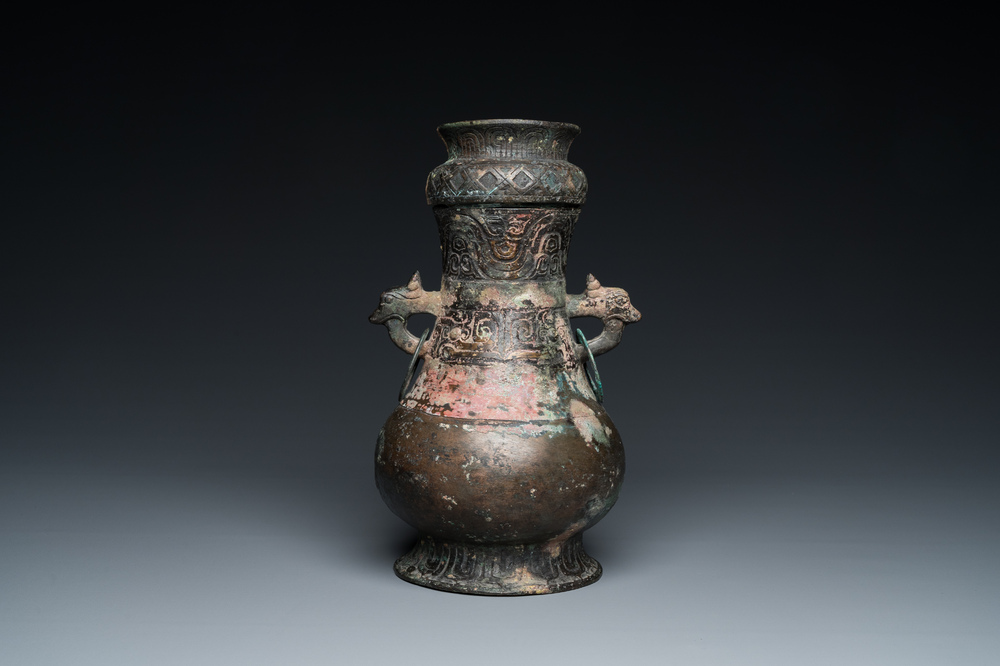 Verseuse &agrave; vin couverte en bronze de type 'hu', Chine, Zhou de l'Est ou ant&eacute;rieur