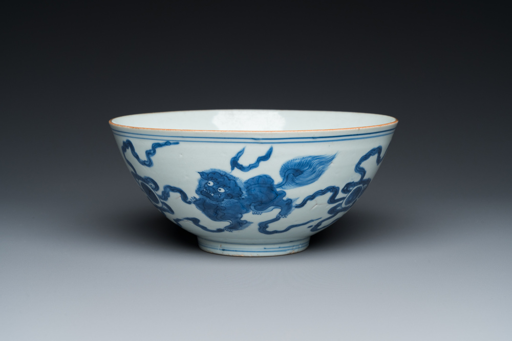 Een Chinese blauw-witte kom met boeddhistische leeuwen, De Xin Tang Zhi 德馨堂製 merk, Shunzhi