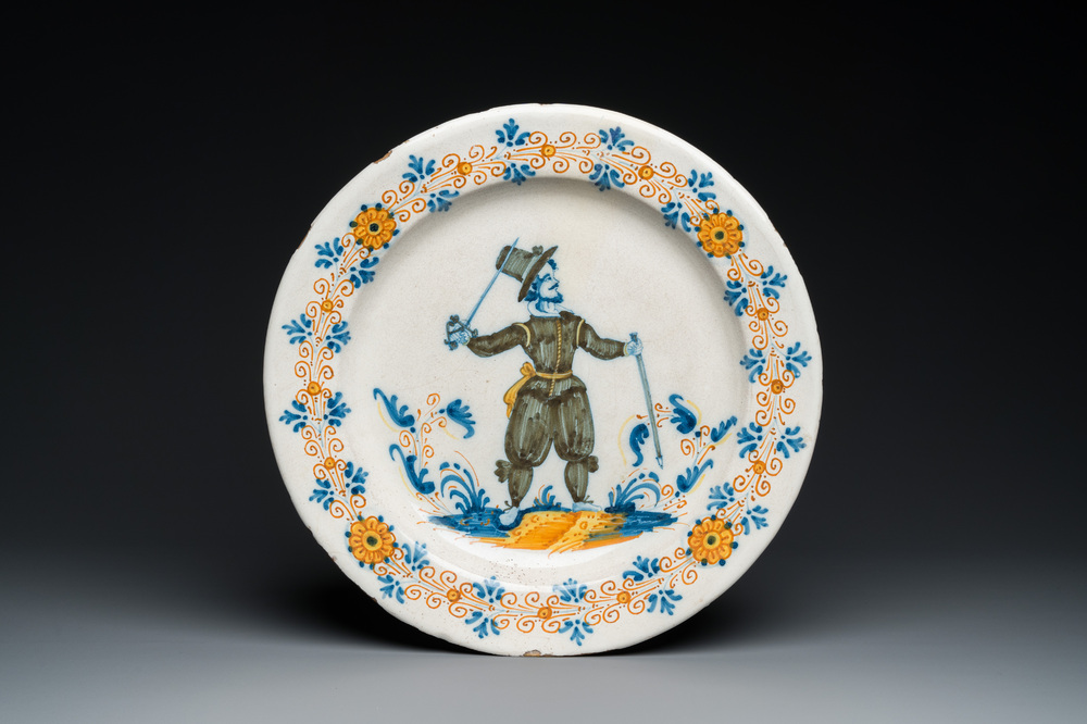 Een schotel met een soldaat in polychrome Italiaanse majolica, atelier van Giacomo Mancini, Deruta, 1e helft 17e eeuw