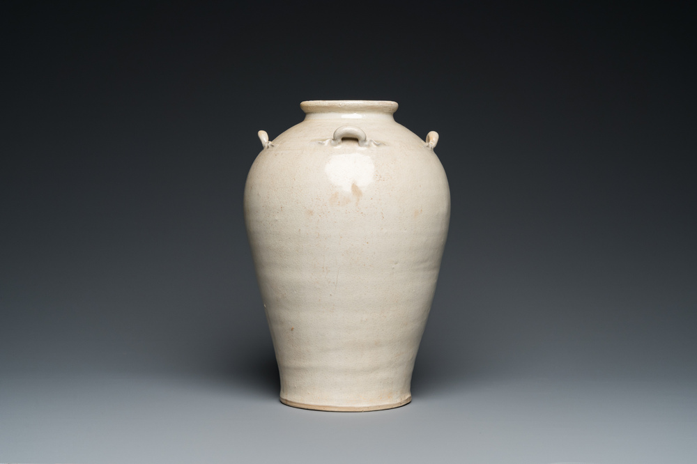 Vase &agrave; quatre anses en gr&egrave;s &eacute;maill&eacute; blanc, Vietnam, Ly, 11/13&egrave;me