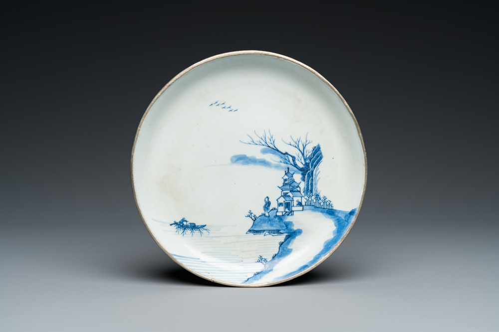 Een Chinees blauw-wit 'Bleu de Hue' bord voor de Vietnamese markt, Th&agrave;nh H&oacute;a Ni&ecirc;n Ch&eacute; 成化年製 merk, ca. 1840