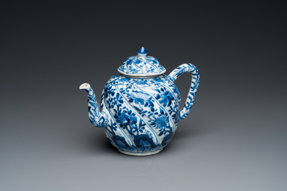 Een Chinese blauw-witte getorste theepot met deksel, Kangxi