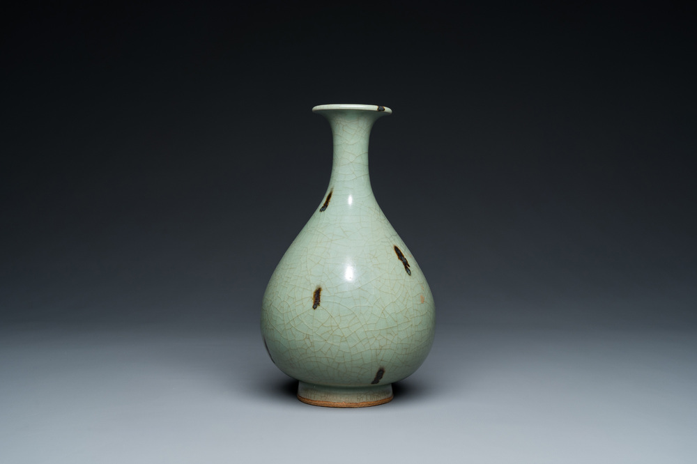 Vase de forme 'yuhuchunping' en porcelaine de Chine &agrave; &eacute;mail en c&eacute;ladon tach&eacute; de rouille, 19&egrave;me