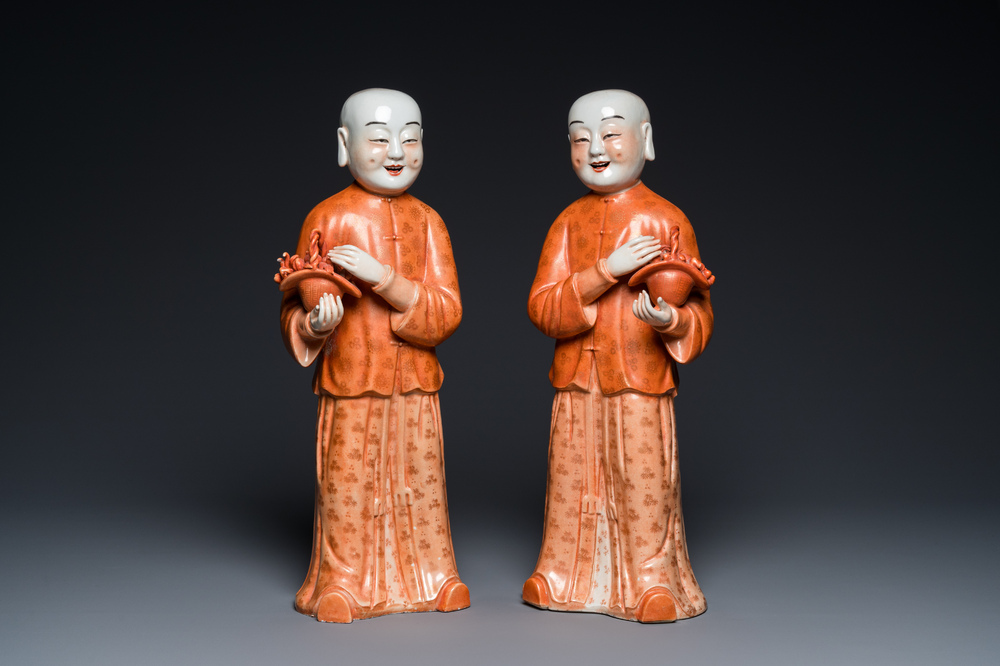 Paire de sculptures des 'Hehe Er Xian' en porcelaine de Chine en rouge de fer, probablement Jiaqing
