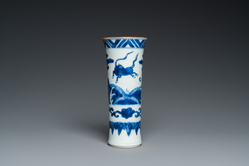 Vase en porcelaine de Chine en bleu et blanc &agrave; d&eacute;cor de chevaux volant, Ming