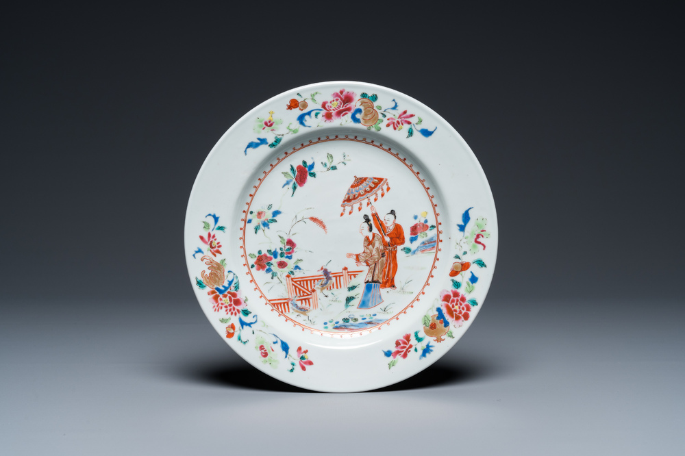 Assiette en porcelaine de Chine famille rose &agrave; d&eacute;cor des 'Dames au parasol' d'apr&egrave;s Cornelis Pronk, Qianlong