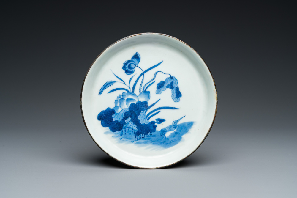 Een Chinees blauw-wit 'Bleu de Hue' bord voor de Vietnamese markt, Ph&aacute;c merk, 19e eeuw