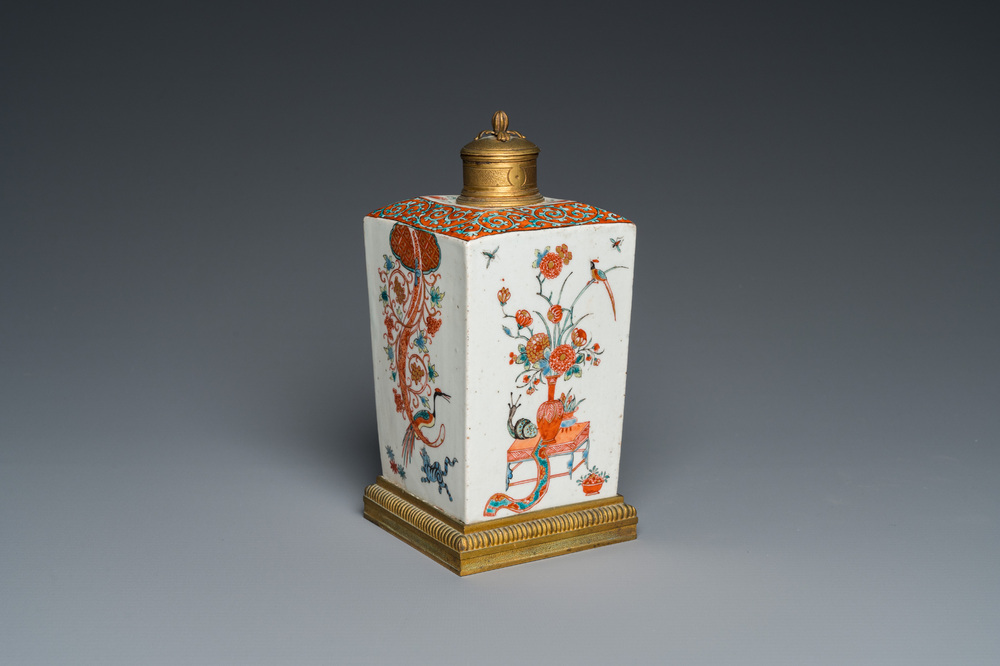 Bouteille de forme carr&eacute;e en porcelaine de Japon surd&eacute;cor&eacute;e aux Pays-Bas et mont&eacute;e en bronze dor&eacute;, Edo, 17&egrave;me