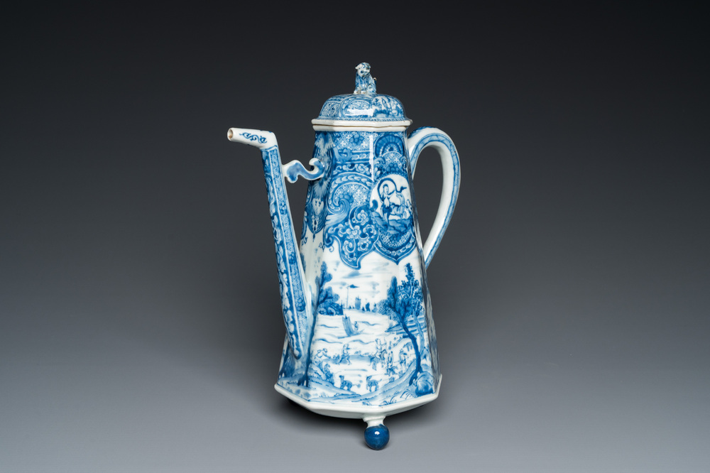 Een Chinese blauw-witte 'Europa en de stier' koffiepot met deksel, Kangxi