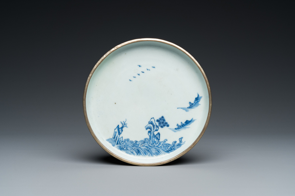 Een Chinees blauw-wit 'Bleu de Hue' bord voor de Vietnamese markt, Shu Dai Liu Xiang 書帶留香 merk, 19e eeuw