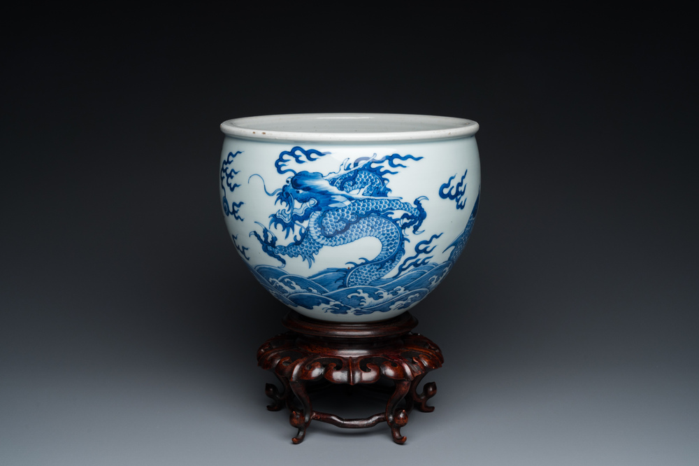 Jardini&egrave;re en porcelaine de Chine en bleu et blanc &agrave; d&eacute;cor de dragons et de carpes sur socle en bois, 19/20&egrave;me