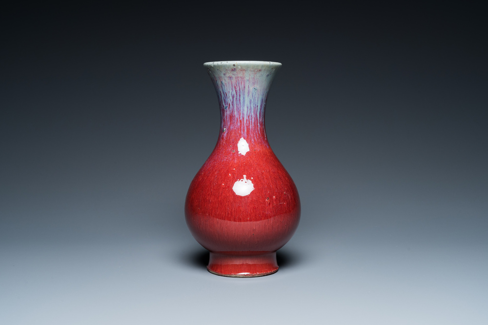 Een Chinese 'yuhuchunping' vaas met flamb&eacute;-glazuur, 19e eeuw
