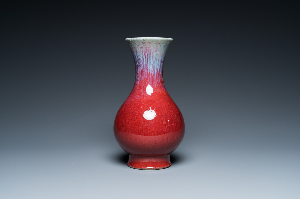 Vase de forme 'yuhuchunping' en porcelaine de Chine &agrave; &eacute;mail flamb&eacute;, 19&egrave;me