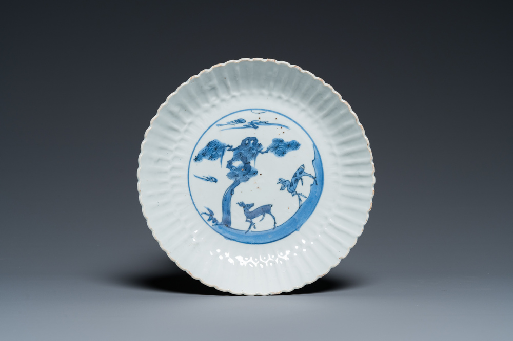 Coupe en forme de chrysanth&egrave;me en porcelaine de Chine en bleu et blanc &agrave; d&eacute;cor de deux cerfs pour le march&eacute; japonais, Tianqi/Chongzhen