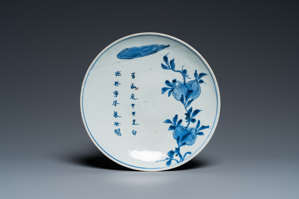 Coupe en porcelaine de Chine en bleu et blanc &agrave; d&eacute;cor d'un p&ecirc;cher et d'un po&egrave;me pour le march&eacute; japonais, Chongzhen