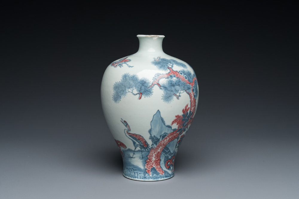 Vase de forme 'meiping' en porcelaine de Chine en bleu, blanc et rouge de cuivre, marque de Yongzheng, 19/20&egrave;me