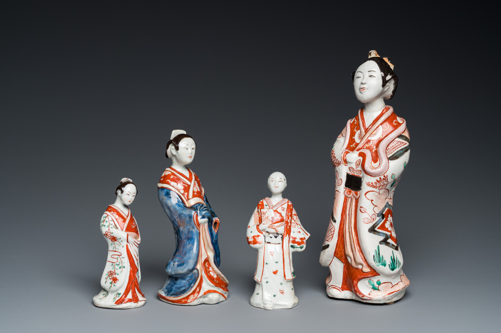 Quatre sculptures d'un acteur en porcelaine Imari de Japon, Edo, 1&egrave;re moiti&eacute; du 18&egrave;me